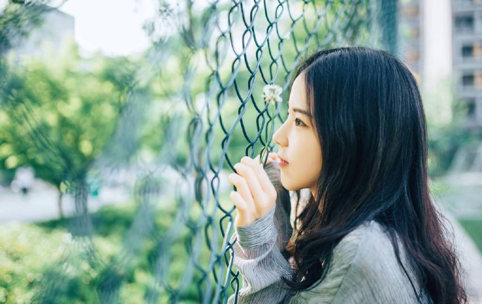 “但确实难受。”小乔摇了摇头，有些委屈。